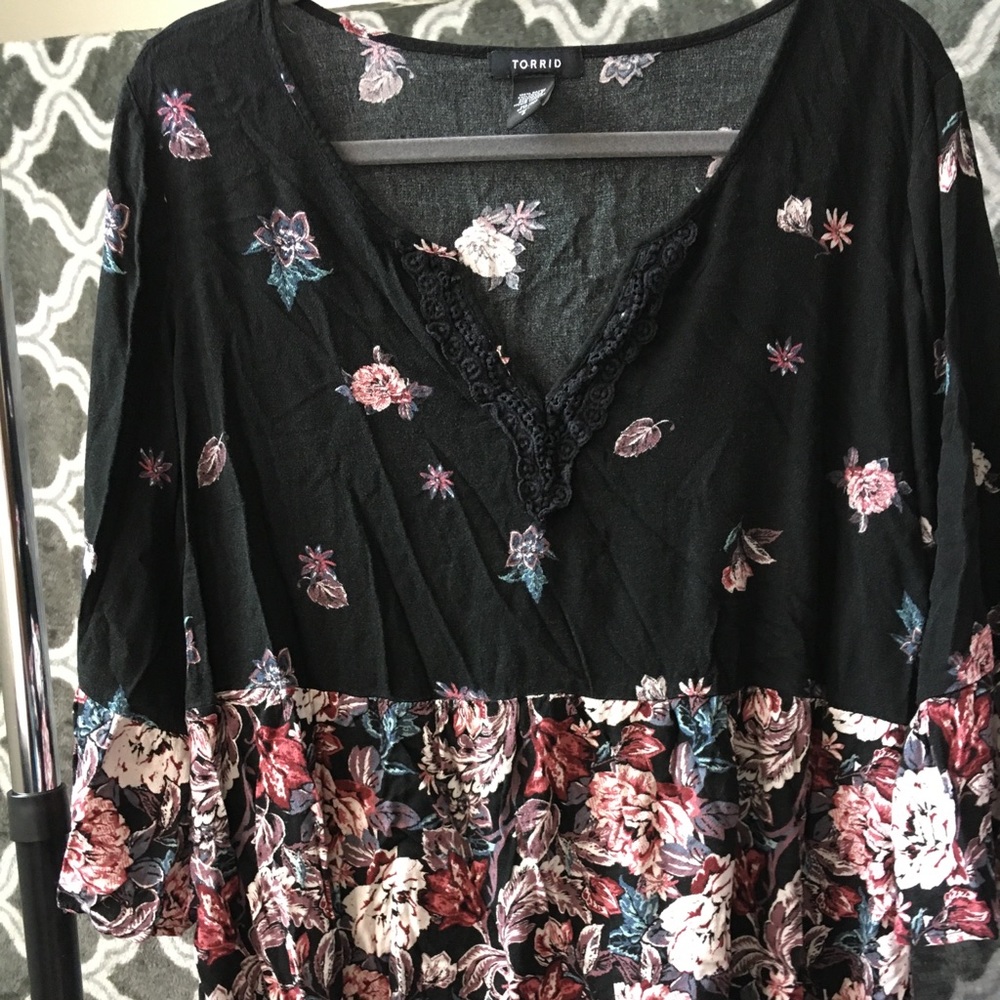 🍁TORRID Floral Peplum Bell sleeve blouse🍁